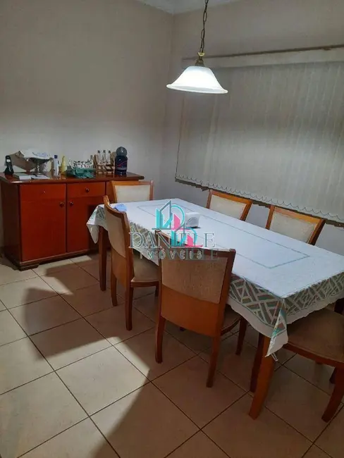Casa com 3 quartos à venda, 300m2 em Centro, Araraquara - SP - imagem 5 Foto 5 de Casa com 3 quartos à venda, 300m2 em Centro, Araraquara - SP