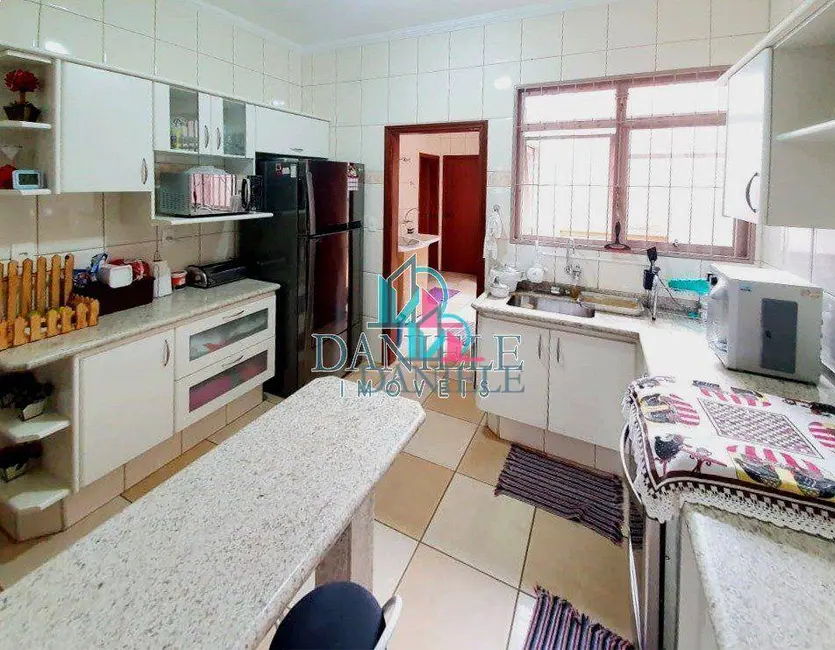 Casa com 3 quartos à venda, 300m2 em Jardim Adalgisa, Araraquara - SP - imagem 5 Foto 5 de Casa com 3 quartos à venda, 300m2 em Jardim Adalgisa, Araraquara - SP