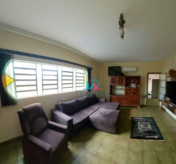 Casa com 3 quartos à venda, 276m2 em Jardim Brasil (Vila Xavier), Araraquara - SP - imagem 4 Foto 4 de Casa com 3 quartos à venda, 276m2 em Jardim Brasil (Vila Xavier), Araraquara - SP