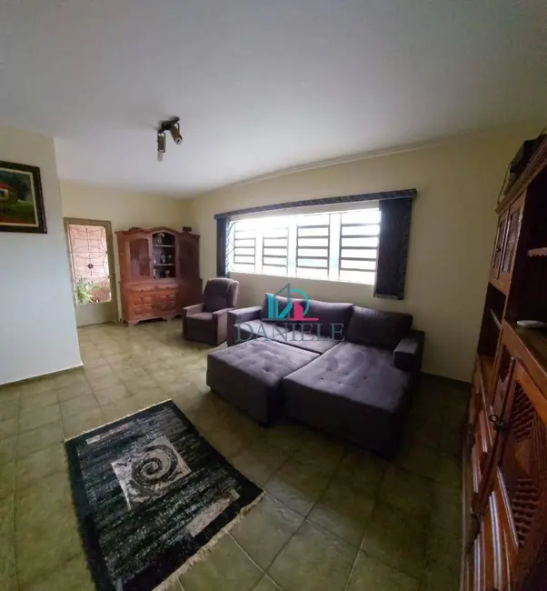 Casa com 3 quartos à venda, 276m2 em Jardim Brasil (Vila Xavier), Araraquara - SP - imagem 3 Foto 3 de Casa com 3 quartos à venda, 276m2 em Jardim Brasil (Vila Xavier), Araraquara - SP