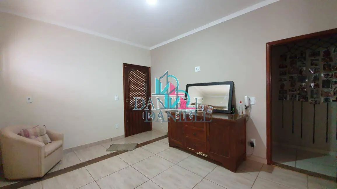 Casa com 2 quartos à venda, 250m2 em Jardim Pinheiros (Vila Xavier), Araraquara - SP - imagem 5 Foto 5 de Casa com 2 quartos à venda, 250m2 em Jardim Pinheiros (Vila Xavier), Araraquara - SP