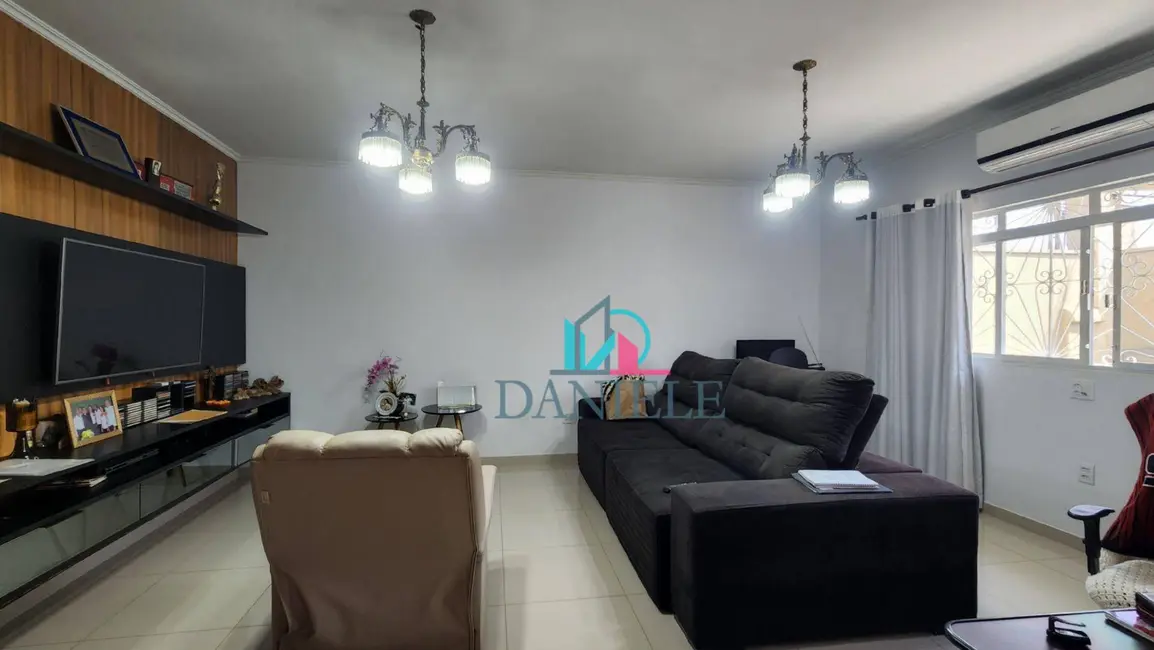 Casa com 3 quartos à venda, 290m2 em Vila Xavier (Vila Xavier), Araraquara - SP - imagem 3 Foto 3 de Casa com 3 quartos à venda, 290m2 em Vila Xavier (Vila Xavier), Araraquara - SP