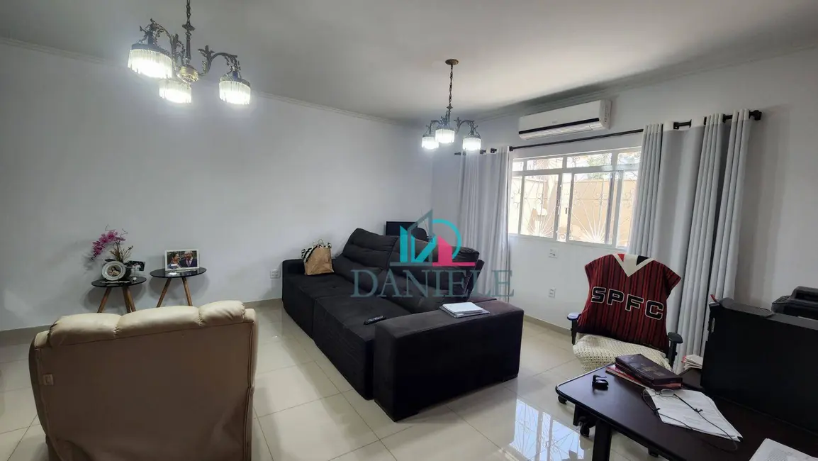 Casa com 3 quartos à venda, 290m2 em Vila Xavier (Vila Xavier), Araraquara - SP - imagem 4 Foto 4 de Casa com 3 quartos à venda, 290m2 em Vila Xavier (Vila Xavier), Araraquara - SP