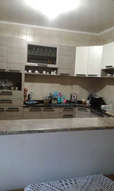 Casa com 3 quartos à venda, 250m2 em Jardim Pinheiros (Vila Xavier), Araraquara - SP - imagem 5 Foto 5 de Casa com 3 quartos à venda, 250m2 em Jardim Pinheiros (Vila Xavier), Araraquara - SP