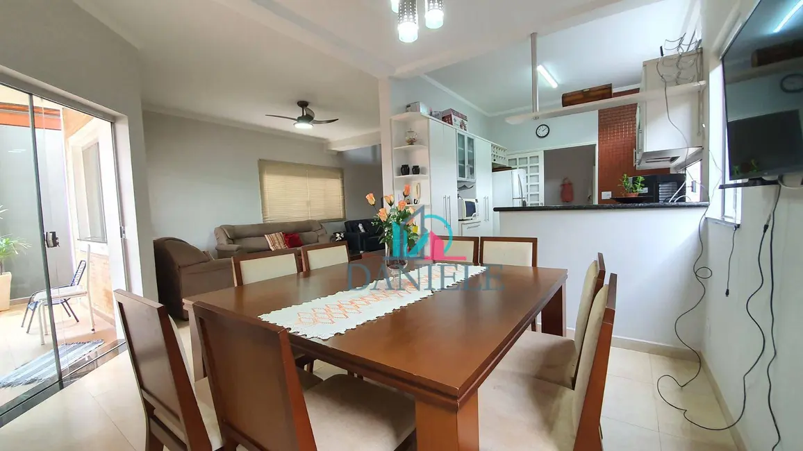Casa com 3 quartos à venda, 275m2 em Residencial Cambuy, Araraquara - SP - imagem 4 Foto 4 de Casa com 3 quartos à venda, 275m2 em Residencial Cambuy, Araraquara - SP