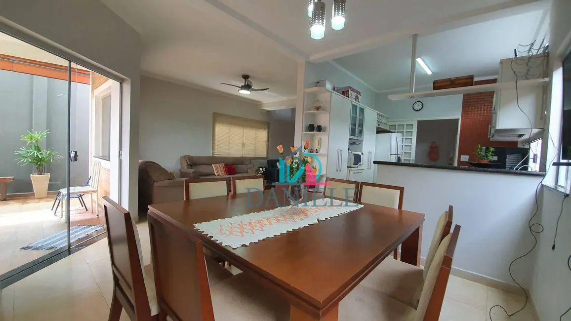 Casa com 3 quartos à venda, 275m2 em Residencial Cambuy, Araraquara - SP - imagem 5 Foto 5 de Casa com 3 quartos à venda, 275m2 em Residencial Cambuy, Araraquara - SP