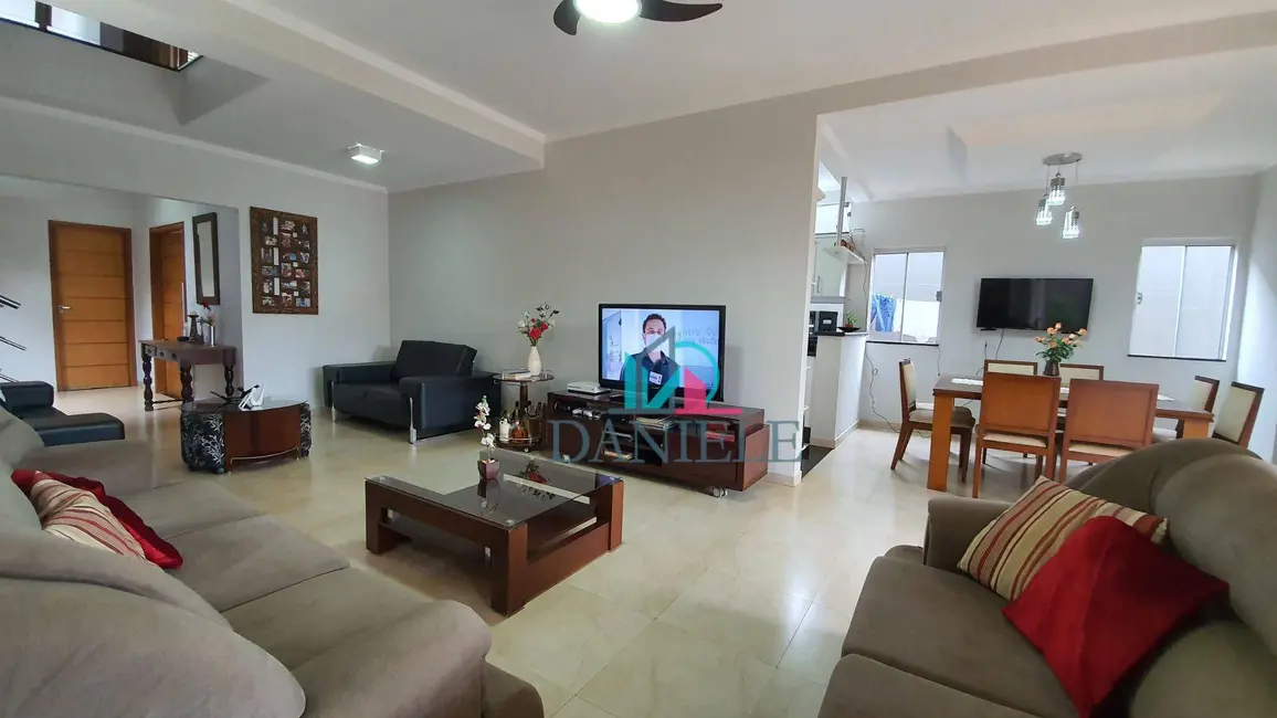 Casa com 3 quartos à venda, 275m2 em Residencial Cambuy, Araraquara - SP - imagem 3 Foto 3 de Casa com 3 quartos à venda, 275m2 em Residencial Cambuy, Araraquara - SP