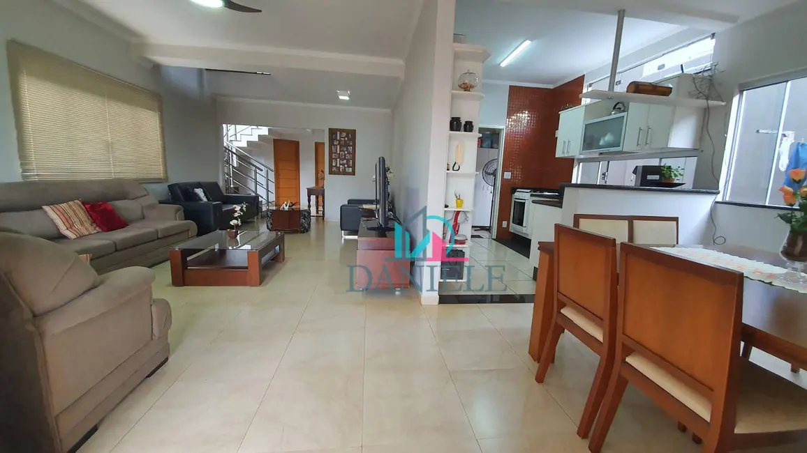 Casa com 3 quartos à venda, 275m2 em Residencial Cambuy, Araraquara - SP - imagem 2 Foto 2 de Casa com 3 quartos à venda, 275m2 em Residencial Cambuy, Araraquara - SP