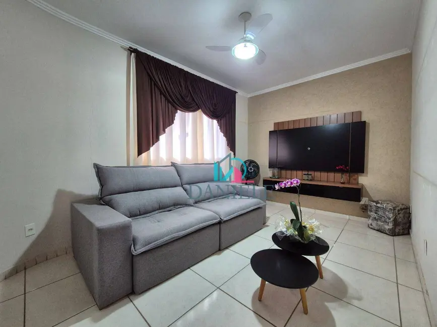 Casa com 2 quartos à venda, 268m2 em Parque Residencial Vale do Sol, Araraquara - SP - imagem 2 Foto 2 de Casa com 2 quartos à venda, 268m2 em Parque Residencial Vale do Sol, Araraquara - SP
