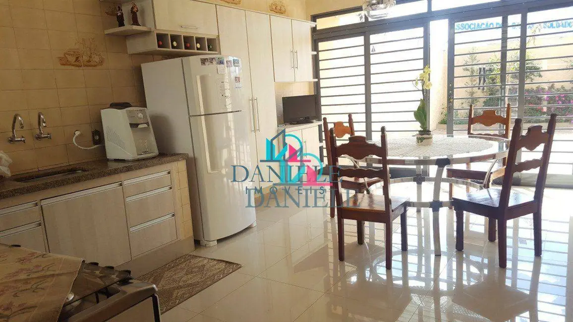 Casa com 4 quartos à venda, 300m2 em Vila Xavier (Vila Xavier), Araraquara - SP - imagem 8 Foto 8 de Casa com 4 quartos à venda, 300m2 em Vila Xavier (Vila Xavier), Araraquara - SP