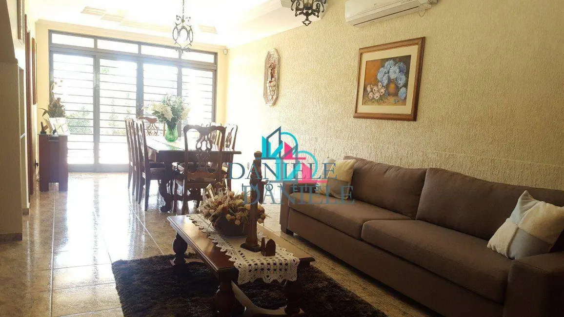 Casa com 4 quartos à venda, 300m2 em Vila Xavier (Vila Xavier), Araraquara - SP - imagem 4 Foto 4 de Casa com 4 quartos à venda, 300m2 em Vila Xavier (Vila Xavier), Araraquara - SP