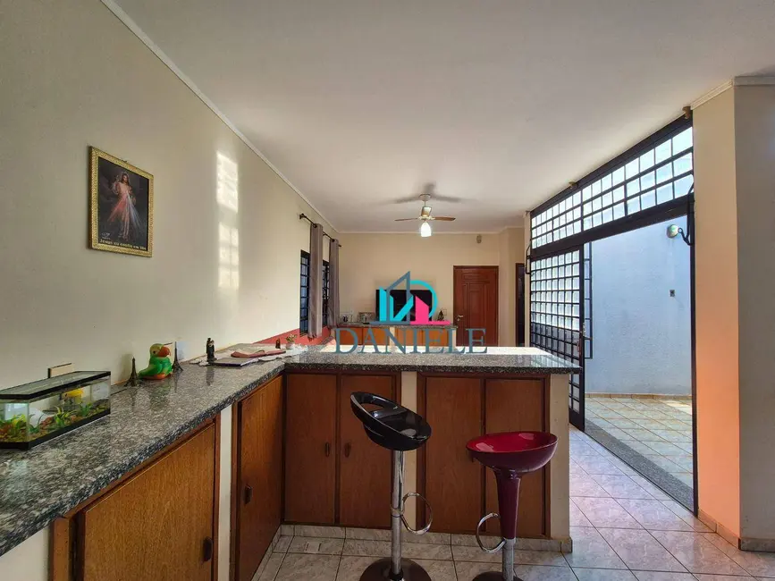 Casa com 4 quartos à venda, 275m2 em Parque Residencial Vale do Sol, Araraquara - SP - imagem 8 Foto 8 de Casa com 4 quartos à venda, 275m2 em Parque Residencial Vale do Sol, Araraquara - SP