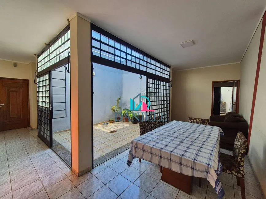Casa com 4 quartos à venda, 275m2 em Parque Residencial Vale do Sol, Araraquara - SP - imagem 9 Foto 9 de Casa com 4 quartos à venda, 275m2 em Parque Residencial Vale do Sol, Araraquara - SP