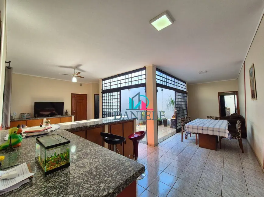 Foto 1 de Casa com 4 quartos à venda, 275m2 em Parque Residencial Vale do Sol, Araraquara - SP