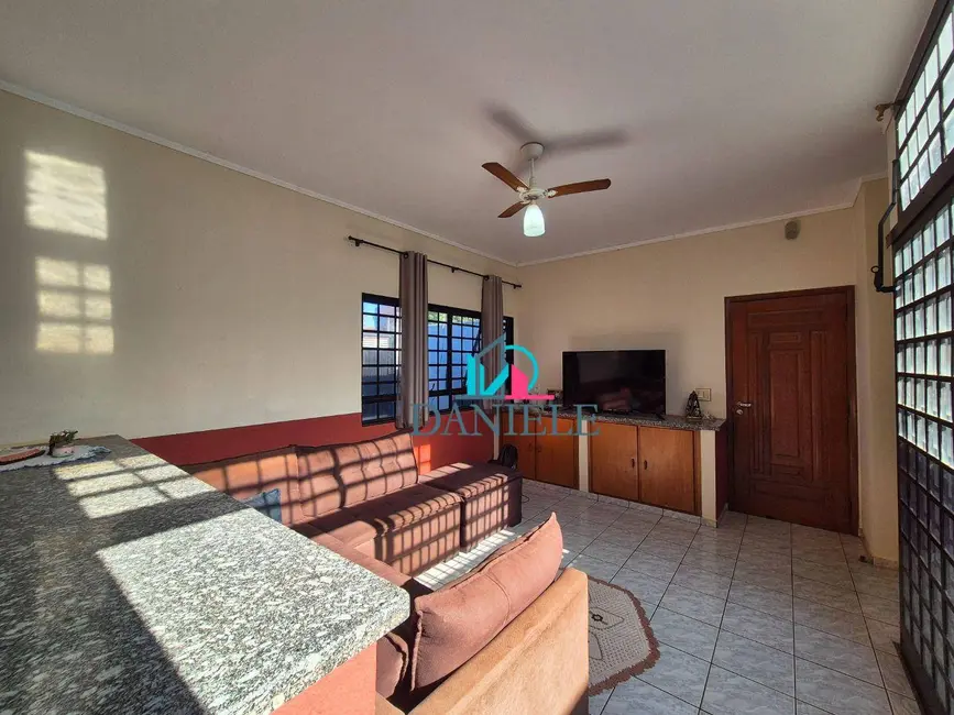 Casa com 4 quartos à venda, 275m2 em Parque Residencial Vale do Sol, Araraquara - SP - imagem 6 Foto 6 de Casa com 4 quartos à venda, 275m2 em Parque Residencial Vale do Sol, Araraquara - SP