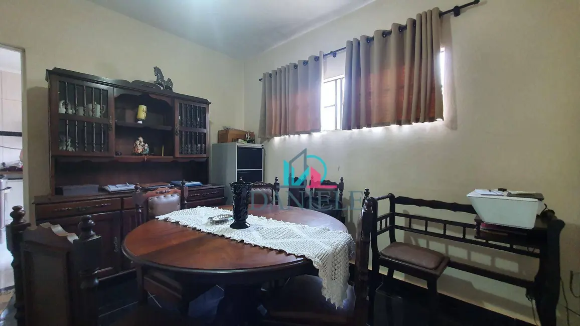 Casa com 2 quartos à venda, 300m2 em Vila Yamada, Araraquara - SP - imagem 4 Foto 4 de Casa com 2 quartos à venda, 300m2 em Vila Yamada, Araraquara - SP