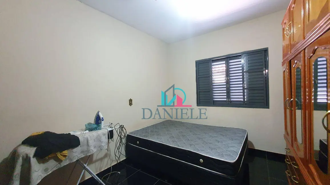 Casa com 2 quartos à venda, 300m2 em Vila Yamada, Araraquara - SP - imagem 6 Foto 6 de Casa com 2 quartos à venda, 300m2 em Vila Yamada, Araraquara - SP