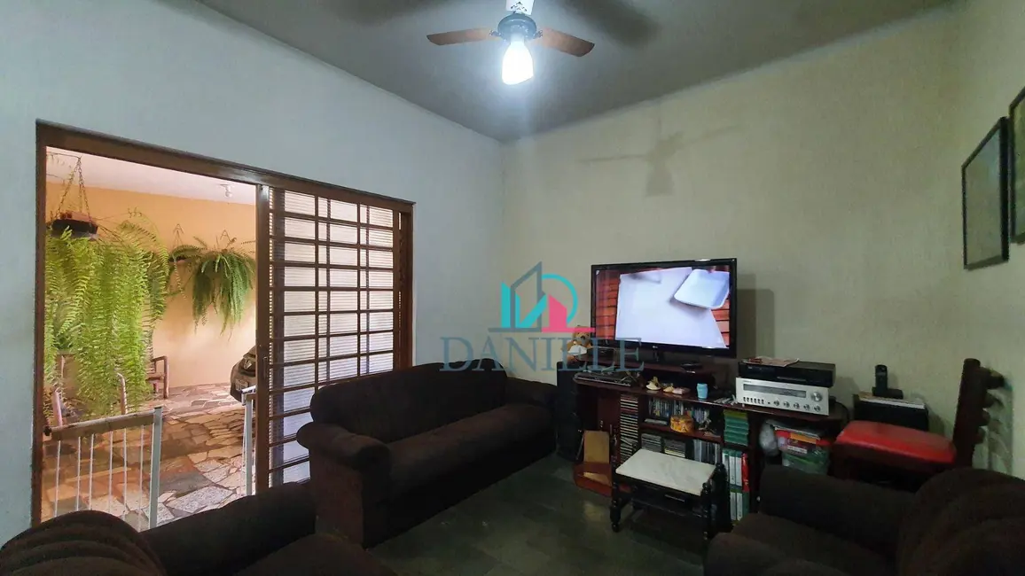 Casa com 3 quartos à venda, 233m2 em Vila Ferroviária, Araraquara - SP - imagem 3 Foto 3 de Casa com 3 quartos à venda, 233m2 em Vila Ferroviária, Araraquara - SP