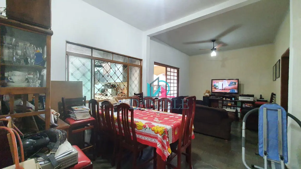Foto 1 de Casa com 3 quartos à venda, 233m2 em Vila Ferroviária, Araraquara - SP