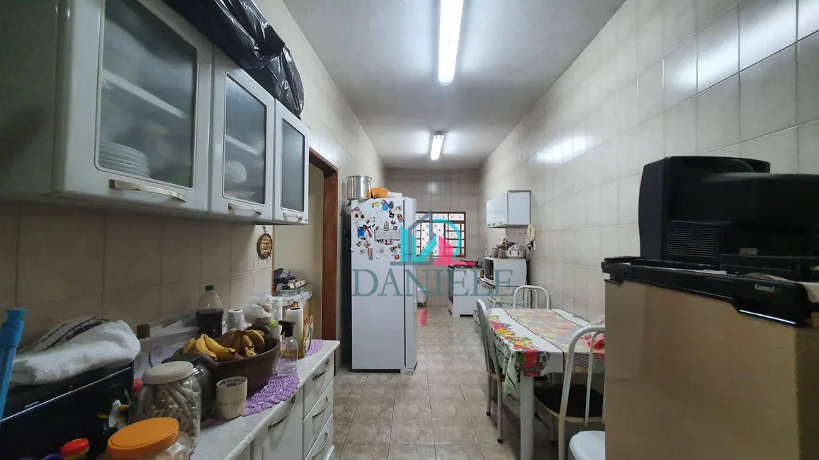 Casa com 3 quartos à venda, 233m2 em Vila Ferroviária, Araraquara - SP - imagem 4 Foto 4 de Casa com 3 quartos à venda, 233m2 em Vila Ferroviária, Araraquara - SP