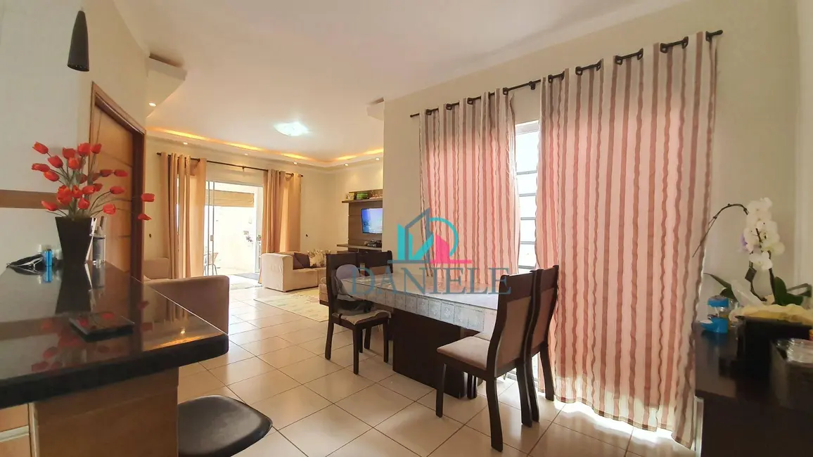 Casa com 3 quartos à venda, 275m2 em Residencial Cambuy, Araraquara - SP - imagem 4 Foto 4 de Casa com 3 quartos à venda, 275m2 em Residencial Cambuy, Araraquara - SP