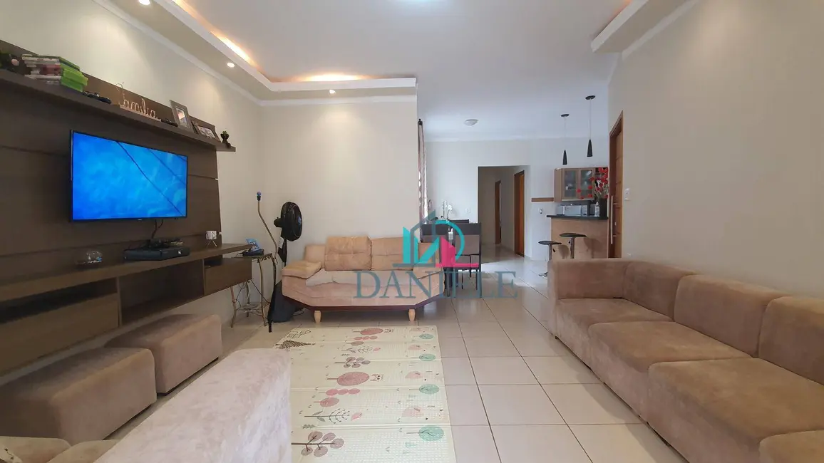 Casa com 3 quartos à venda, 275m2 em Residencial Cambuy, Araraquara - SP - imagem 3 Foto 3 de Casa com 3 quartos à venda, 275m2 em Residencial Cambuy, Araraquara - SP