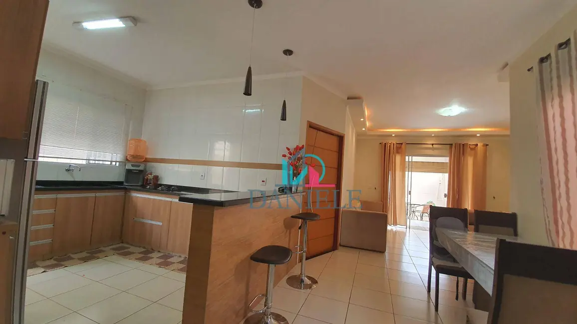 Casa com 3 quartos à venda, 275m2 em Residencial Cambuy, Araraquara - SP - imagem 5 Foto 5 de Casa com 3 quartos à venda, 275m2 em Residencial Cambuy, Araraquara - SP