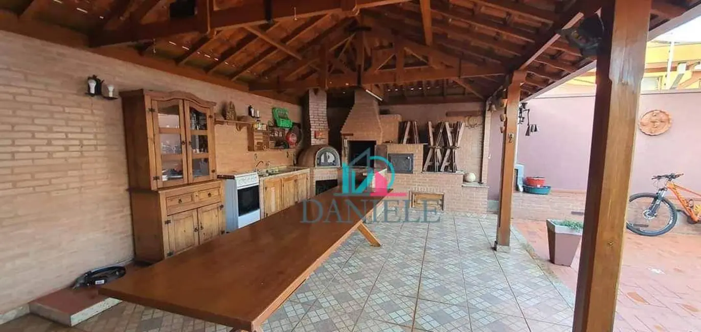 Foto 2 de Casa com 3 quartos à venda, 300m2 em Vila Biagioni (Vila Xavier), Araraquara - SP
