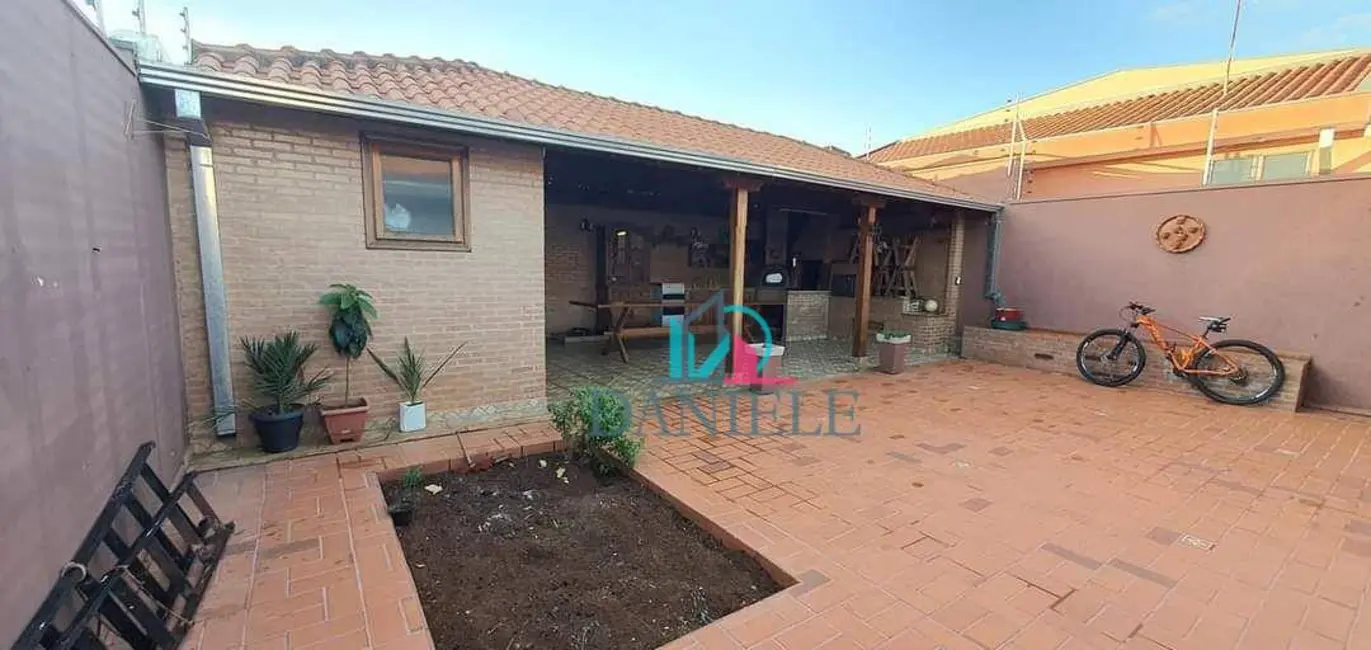 Casa com 3 quartos à venda, 300m2 em Vila Biagioni (Vila Xavier), Araraquara - SP - imagem 3 Foto 3 de Casa com 3 quartos à venda, 300m2 em Vila Biagioni (Vila Xavier), Araraquara - SP