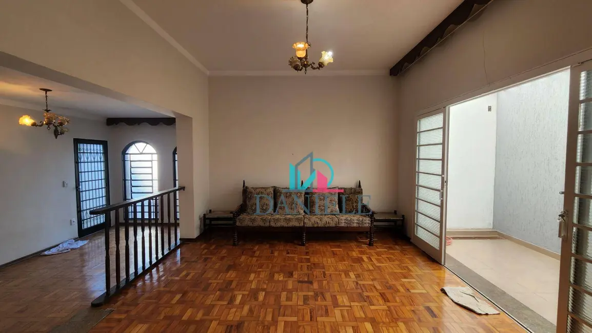 Casa com 3 quartos à venda, 300m2 em Centro, Araraquara - SP - imagem 5 Foto 5 de Casa com 3 quartos à venda, 300m2 em Centro, Araraquara - SP
