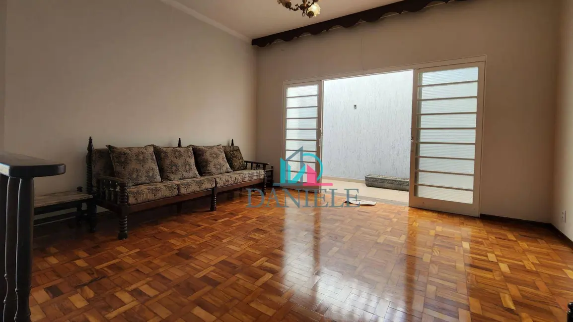 Casa com 3 quartos à venda, 300m2 em Centro, Araraquara - SP - imagem 4 Foto 4 de Casa com 3 quartos à venda, 300m2 em Centro, Araraquara - SP