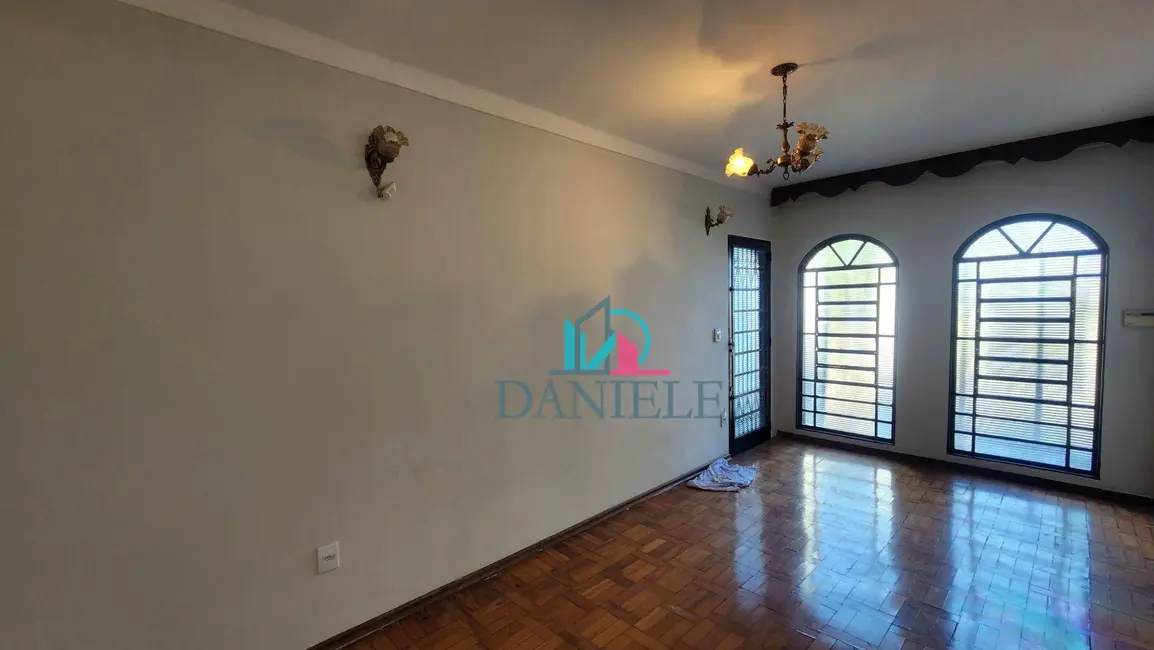 Casa com 3 quartos à venda, 300m2 em Centro, Araraquara - SP - imagem 3 Foto 3 de Casa com 3 quartos à venda, 300m2 em Centro, Araraquara - SP