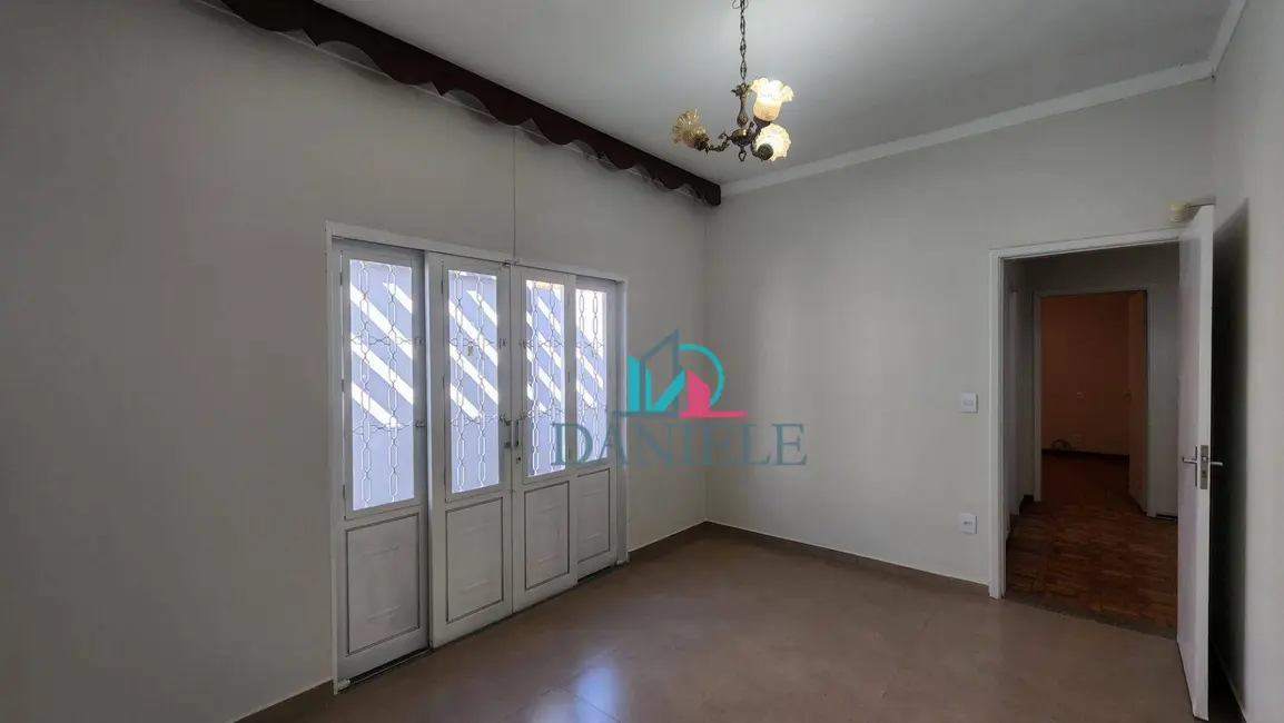 Casa com 3 quartos à venda, 300m2 em Centro, Araraquara - SP - imagem 8 Foto 8 de Casa com 3 quartos à venda, 300m2 em Centro, Araraquara - SP