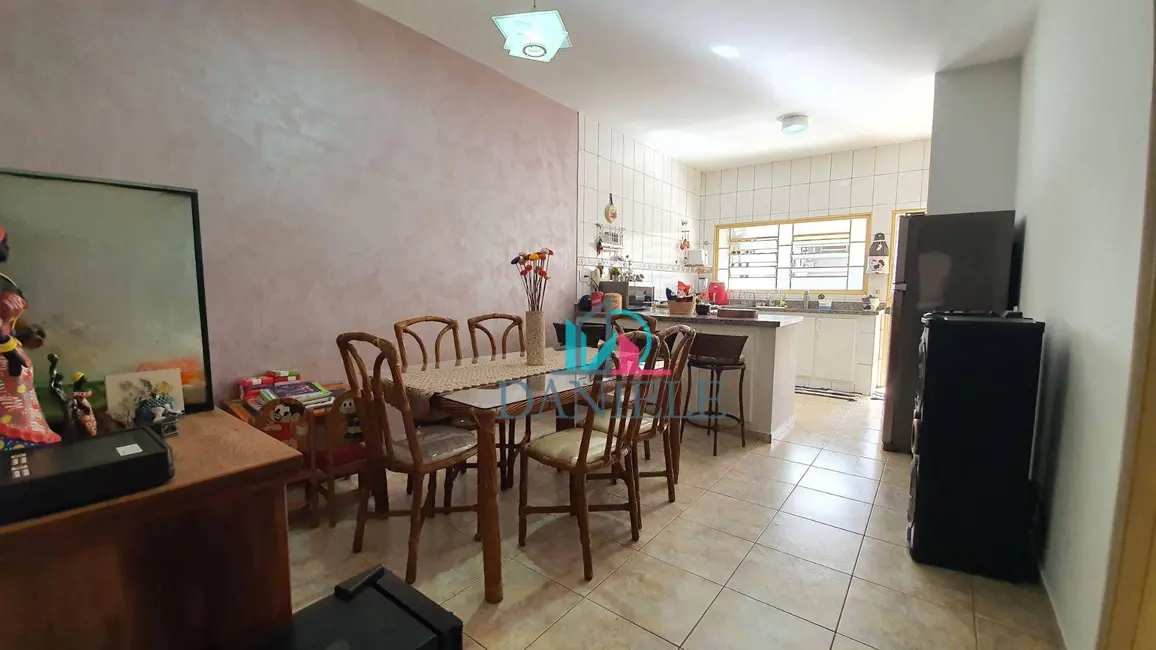 Casa com 3 quartos à venda, 248m2 em Vila Suconasa, Araraquara - SP - imagem 4 Foto 4 de Casa com 3 quartos à venda, 248m2 em Vila Suconasa, Araraquara - SP