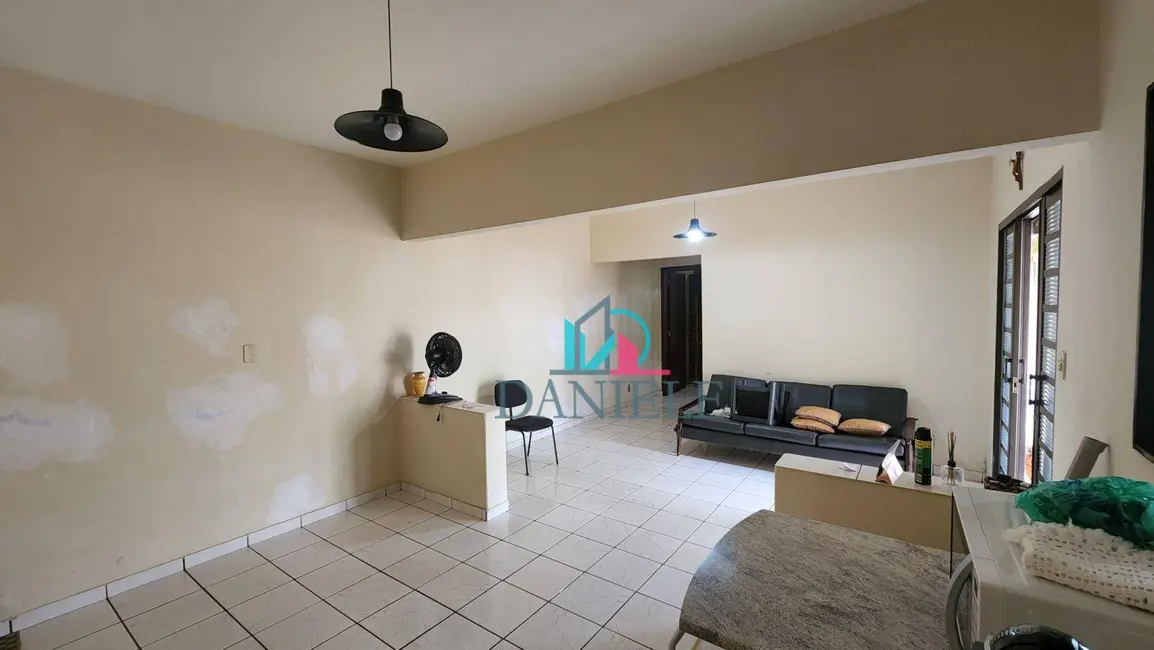 Foto 2 de Casa com 2 quartos à venda, 360m2 em Jardim Celiamar, Araraquara - SP