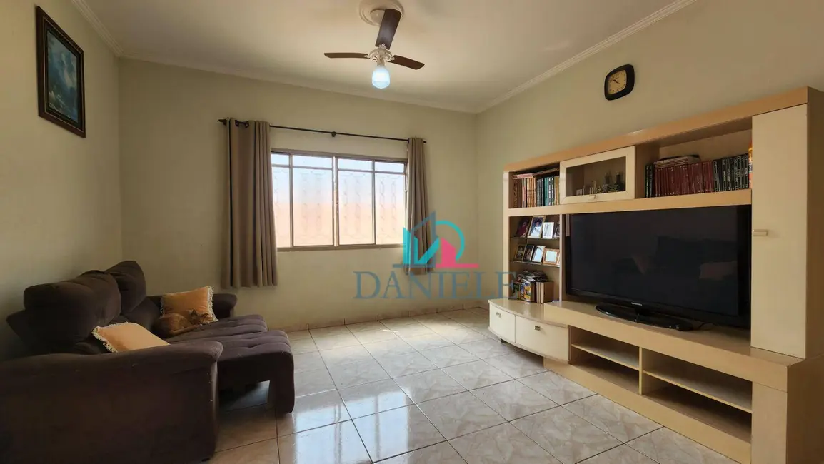 Casa com 2 quartos à venda, 500m2 em Residencial Cambuy, Araraquara - SP - imagem 2 Foto 2 de Casa com 2 quartos à venda, 500m2 em Residencial Cambuy, Araraquara - SP