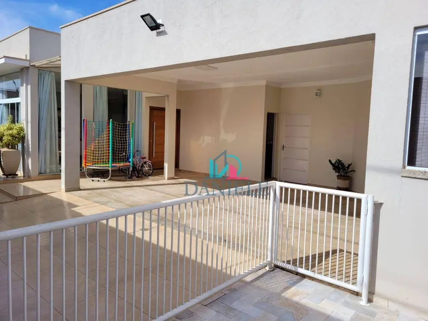 Casa com 3 quartos à venda, 351m2 em Vila Suconasa, Araraquara - SP - imagem 3 Foto 3 de Casa com 3 quartos à venda, 351m2 em Vila Suconasa, Araraquara - SP