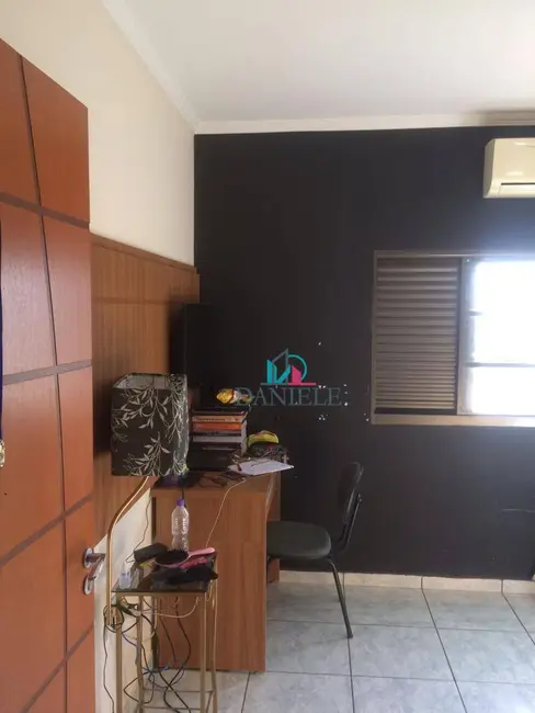 Casa com 3 quartos à venda, 250m2 em Parque Residencial Vale do Sol, Araraquara - SP - imagem 7 Foto 7 de Casa com 3 quartos à venda, 250m2 em Parque Residencial Vale do Sol, Araraquara - SP