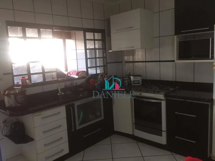 Casa com 3 quartos à venda, 250m2 em Parque Residencial Vale do Sol, Araraquara - SP - imagem 3 Foto 3 de Casa com 3 quartos à venda, 250m2 em Parque Residencial Vale do Sol, Araraquara - SP