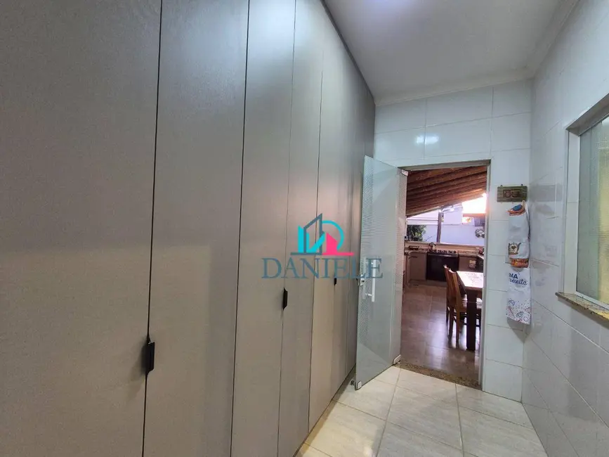 Casa de Condomínio com 3 quartos à venda, 200m2 em Doutor Tancredo de Almeida Neves, Araraquara - SP - imagem 8 Foto 8 de Casa de Condomínio com 3 quartos à venda, 200m2 em Doutor Tancredo de Almeida Neves, Araraquara - SP