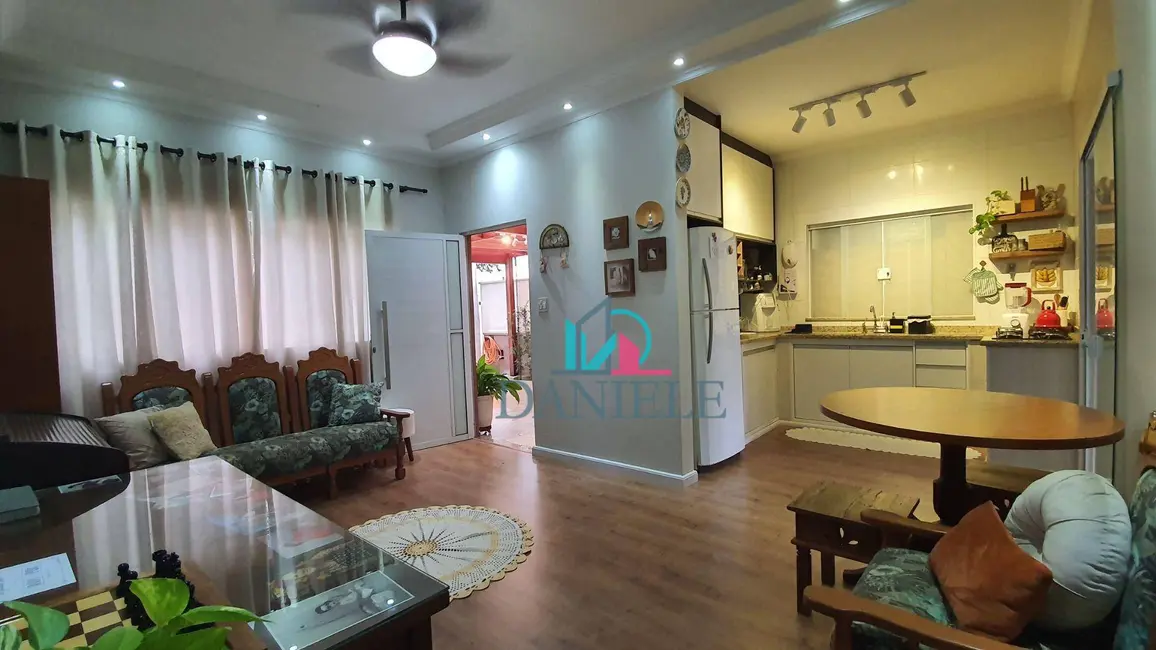 Casa de Condomínio com 3 quartos à venda, 200m2 em Doutor Tancredo de Almeida Neves, Araraquara - SP - imagem 3 Foto 3 de Casa de Condomínio com 3 quartos à venda, 200m2 em Doutor Tancredo de Almeida Neves, Araraquara - SP