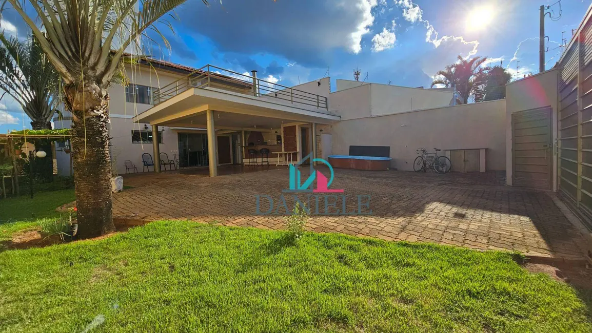 Foto 1 de Casa com 3 quartos à venda, 318m2 em Vila Cidade Industrial (Vila Xavier), Araraquara - SP