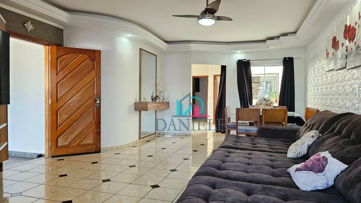 Casa com 3 quartos à venda, 283m2 em Jardim das Estações (Vila Xavier), Araraquara - SP - imagem 4 Foto 4 de Casa com 3 quartos à venda, 283m2 em Jardim das Estações (Vila Xavier), Araraquara - SP