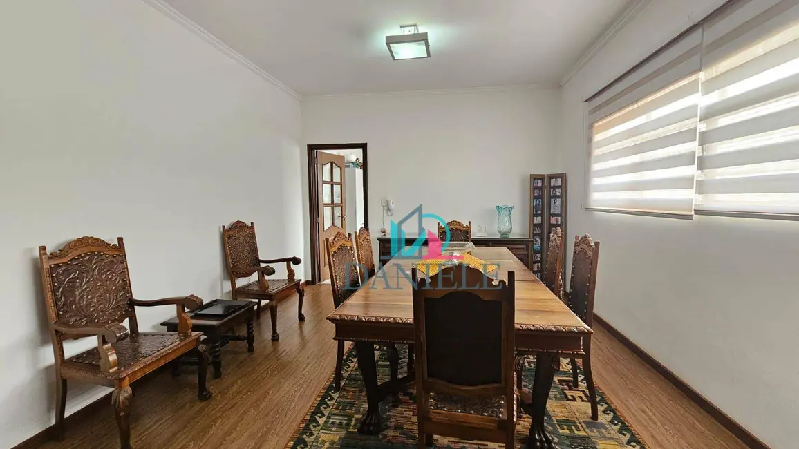 Casa com 3 quartos à venda, 300m2 em Centro, Araraquara - SP - imagem 5 Foto 5 de Casa com 3 quartos à venda, 300m2 em Centro, Araraquara - SP