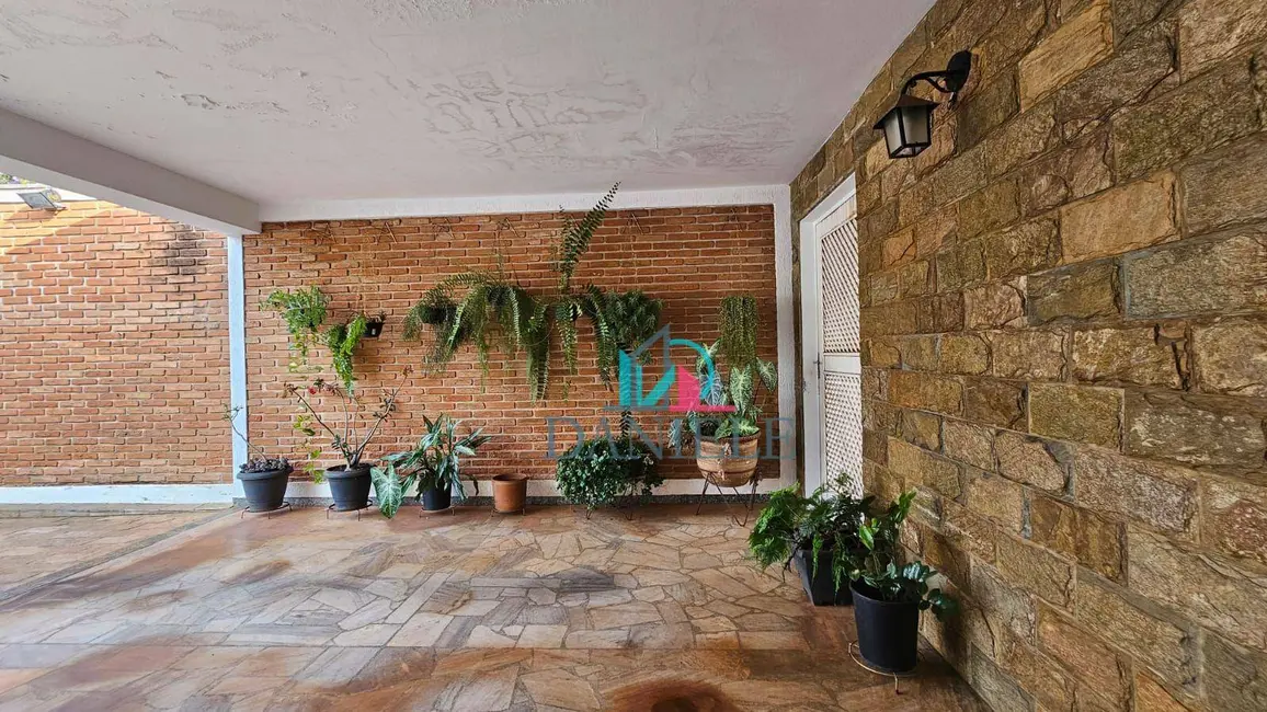 Casa com 3 quartos à venda, 300m2 em Centro, Araraquara - SP - imagem 6 Foto 6 de Casa com 3 quartos à venda, 300m2 em Centro, Araraquara - SP