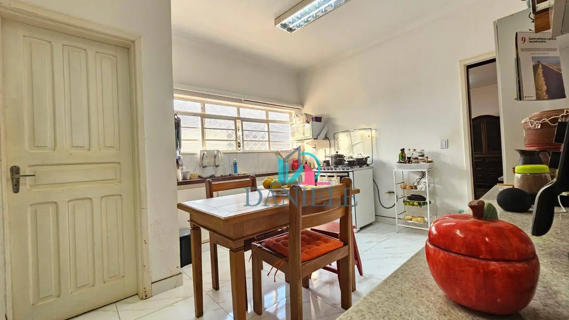 Casa com 3 quartos à venda, 300m2 em Centro, Araraquara - SP - imagem 7 Foto 7 de Casa com 3 quartos à venda, 300m2 em Centro, Araraquara - SP