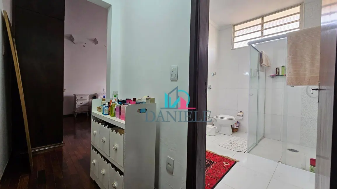 Casa com 3 quartos à venda, 300m2 em Centro, Araraquara - SP - imagem 9 Foto 9 de Casa com 3 quartos à venda, 300m2 em Centro, Araraquara - SP