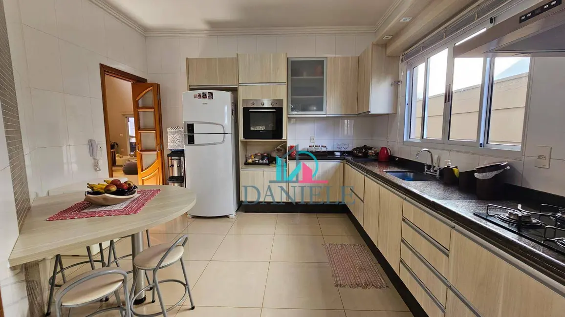 Casa de Condomínio com 3 quartos à venda, 450m2 em Parque Residencial Damha, Araraquara - SP - imagem 8 Foto 8 de Casa de Condomínio com 3 quartos à venda, 450m2 em Parque Residencial Damha, Araraquara - SP