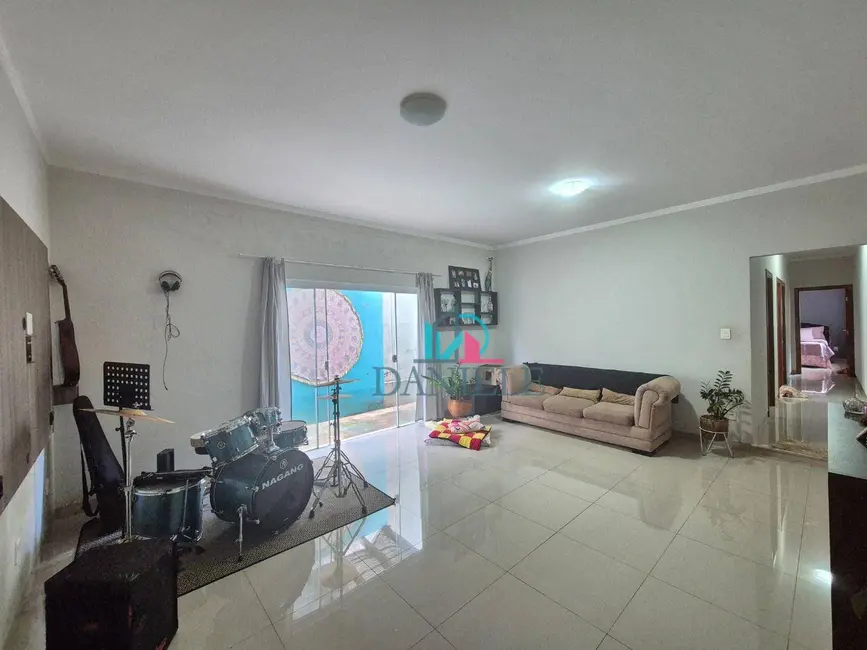 Casa com 3 quartos à venda, 320m2 em Jardim Eliana, Araraquara - SP - imagem 1 Foto 1 de Casa com 3 quartos à venda, 320m2 em Jardim Eliana, Araraquara - SP