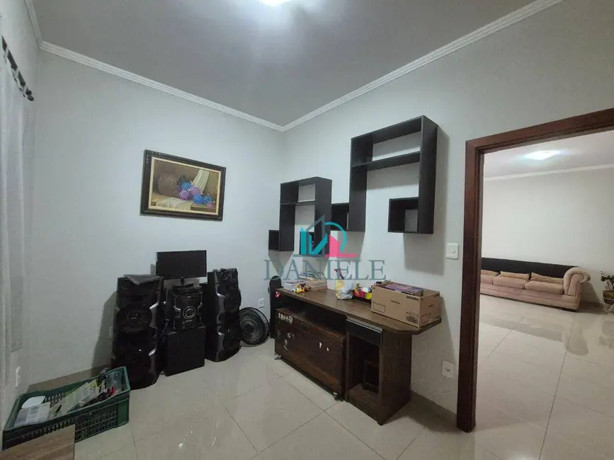 Casa com 3 quartos à venda, 320m2 em Jardim Eliana, Araraquara - SP - imagem 3 Foto 3 de Casa com 3 quartos à venda, 320m2 em Jardim Eliana, Araraquara - SP
